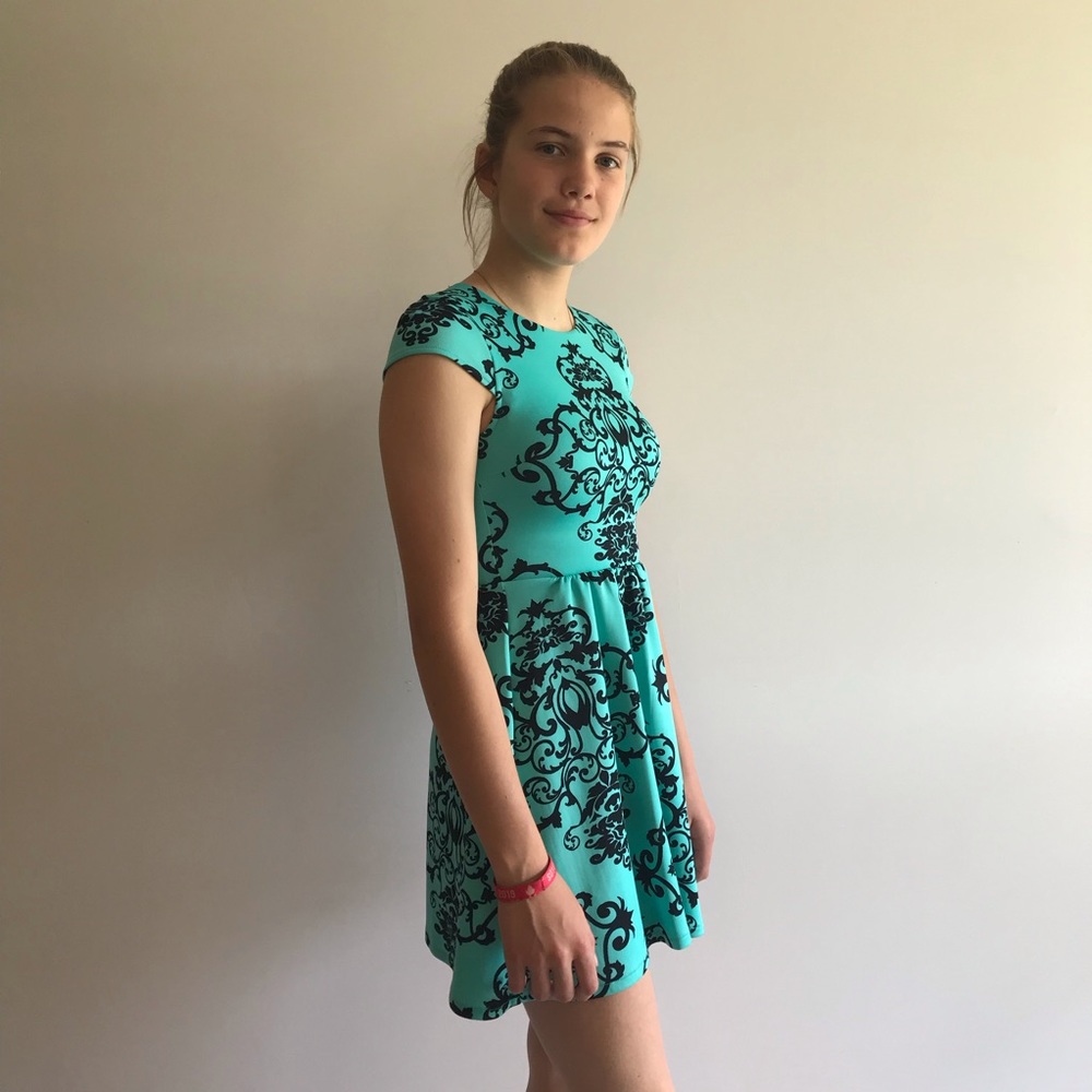 B. DARLIN Beautiful Dress 👗 - Picture 4 of 8